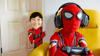 Yejun Playing about Spider Man with Superhero Toys for Children