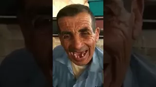 Velho cantando em inglês