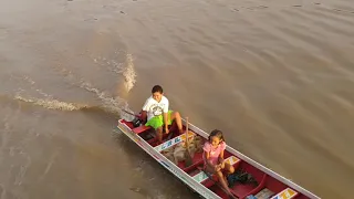 São crianças ribeirinhas pedindo alimentos nas balsas .