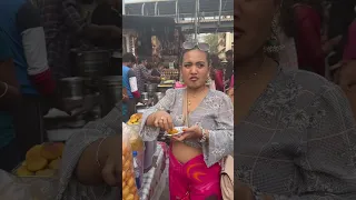 Lina Mukherjee Makan Panipuri Di India