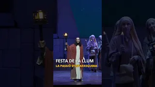 Així és l'escena de la Festa de la Llum de la Passió d'Esparreguera.