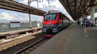 Электровоз ЭП20-063 проследует с пассажирским поездом