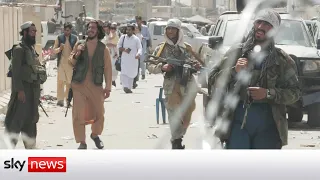 Afghanistan: Thousands gather outside Kabul airport