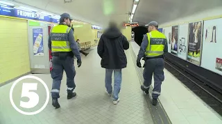 Tunnelbanan | En man på spåret i Tunnelbanan