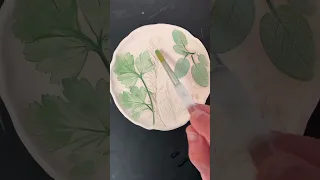 How to use leaves to create a ceramic dish, satisfying pottery process #vuvuceramics #leafart #clay