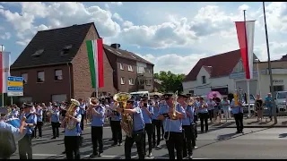 Musikverein Frohsinn Norf und das Tambourcorps Rosellerheide Parade Schützenfest Grimlinghausen 2022