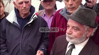 Shëtitorja e Sarandës/Qytetarët protestë, i moshuari shtrihet para kamionit: Mos prekni plazhin!
