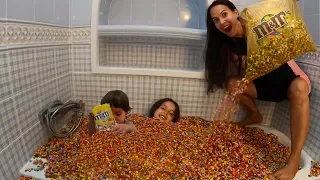 Llenamos mi bañera de M&M Chocolate