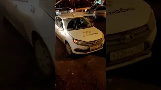 Таксист «Ситимобил» бросил в Волгограде машину на трамвайных путях и ушел на час