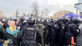 Під Печерським судом відбулися сутички під час мітингу на підтримку Порошенка