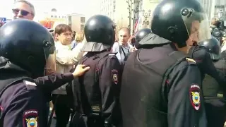 Полиция врывается в толпу на митинге "Он нам не царь" в Москве