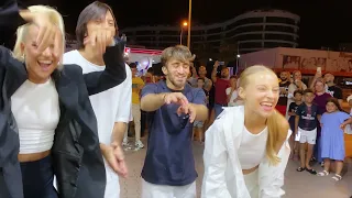 Çılgın Dondurmacı Mükemmel Grup Dans Şovu