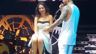 MALUMA BESA Y EXCITA A UNA FAN EN PLENO 1