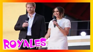 Meghan Markle et Harry se tiennent main alors qu'ils montent sur scène lors d'un concert à New York