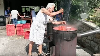 How to make tomato passata | Pasta Grannies