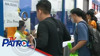 Ilang pasahero natagalan sa pagbili ng tiket sa Batangas terminal | TV Patrol