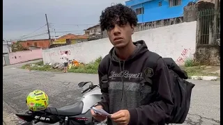 Milionário dá moto a jovem entregador por seu grande coração 😭 Sua história nos fez chorar