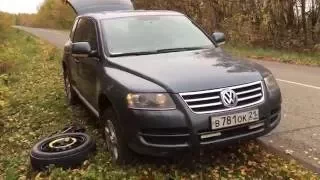 Замена спущенного колеса на Volkswagen Touareg / В полевых условиях в одиночку! Обзор новичка!