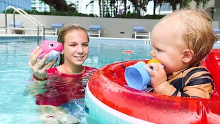 Maggie and little Naomi - story about swimming in the pool!