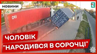 😲У Києві фура на швидкості врізалася в електроопору і перекинулася