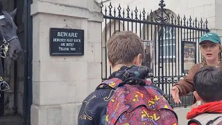 English woman tells off disrespectful tourist kids. disrespectful to the kings guard