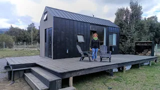 Mujer joven cumple su sueño en Patagonia: instala tiny house en terreno alquilado