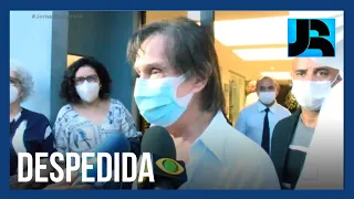 "É uma dor muito grande", diz Roberto Carlos no velório de Erasmo Carlos no Rio