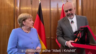 Top Channel/ Edi Rama nderon me medalje kancelaren Angela Merkel