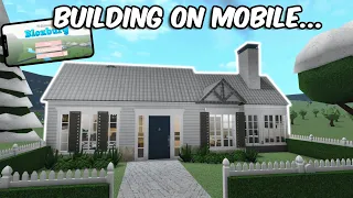 BUILDING A BLOXBURG HOUSE ON MOBILE