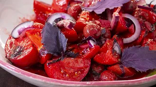 Делайте сразу две порции. Салат "Огонек" из помидоров и вишни