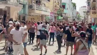 Cientos de personas salen a la calle en Cuba a protestar contra al Gobierno