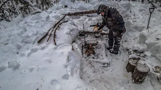 Застрял в сугробе! Стройку завалило! На костре как на плитке дома! Строю хижину в лесу.