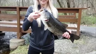 BASS FISHING CHALLENGE | GIRL VS GUY| SHE LANDED A BEAST