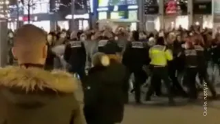 Mannheim: Mindestens sechs Polizistinnen und Polizisten bei Corona-Demo verletzt - krone.tv NEWS