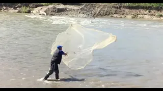 Рыбалка кастинговой сетью на ледниковой реке.