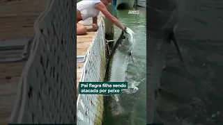 Pai flagra filha sendo atacada por peixe | #shorts