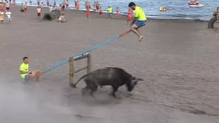 Bull Fight In Beach _ Tourada Areal da Praia 2017 com Marradas e Cenas Engraçadas