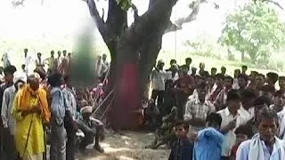 В Индии двух сестер-подростков изнасиловали и повесили на дереве