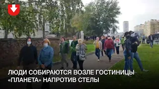 Люди собираются возле гостиницы «Планета» напротив Стелы 4 октября