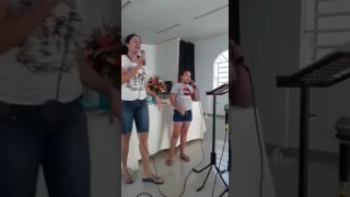 Eu e minha  querida  mãe  cantando