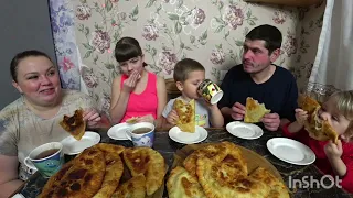 мукбанг чебуреки