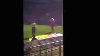 Мужик в розовом платья, выбежал на поле и забил гол! Fan Invades Pitch During Blackpool-Fulham Match