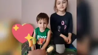 Идрис и его сестра Суммая учат цвета вместе