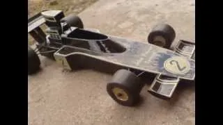 Model bolidu Lotus 72E sklejony z papieru