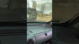 Видео как украинцы бросают коктейль Молотова прямо из окна своего авто по российской технике.