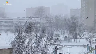 А снег не знал и падал