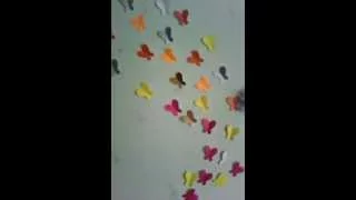 Бабочки на стене комнаты