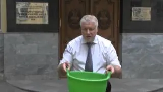 Сергей Миронов облился холодной водой в рамках акции Ice Bucket Challenge