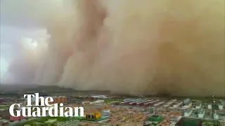 Huge sandstorm engulfs towns in China