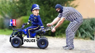 Полицейский на синем тракторе ловит воришку